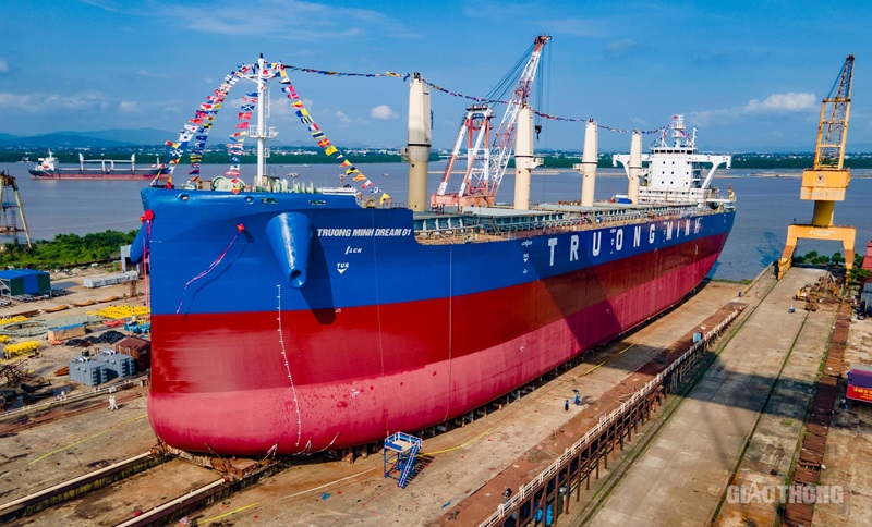 VIETNAM MARITIME : NASICO - Nam Trieu Shipbuilding Company Limited constructs and launches a 65,000DWT cargo ship.